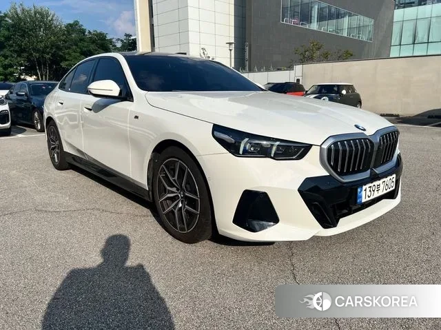 BMW 5 Series (G60) 2023 Белый из Кореи, фото 6