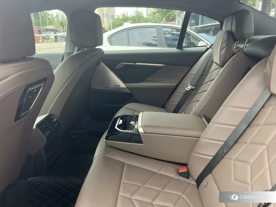 BMW 5 series 2024 Темно-серый из Китая, фото 6