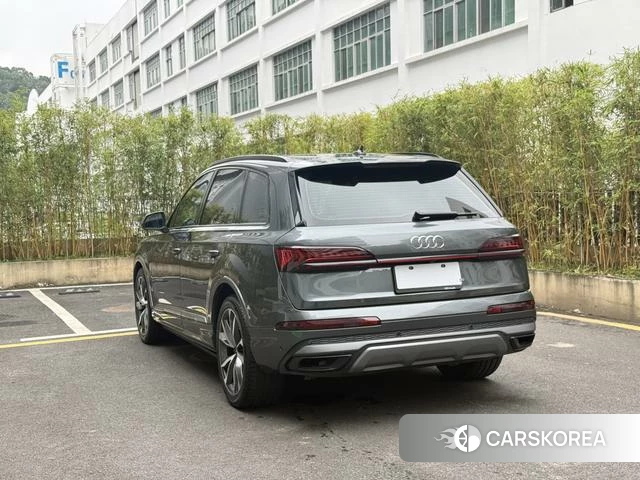 Audi Q7 2021 Темно-серый из Китая, фото 6