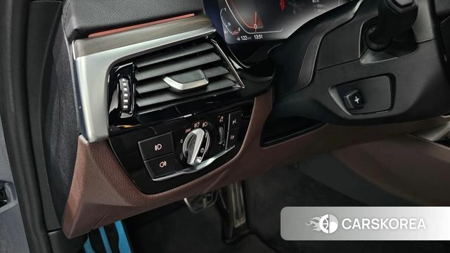 BMW 5 Series (G30) 2019 Светло-серебряный цвет из Кореи, фото 6
