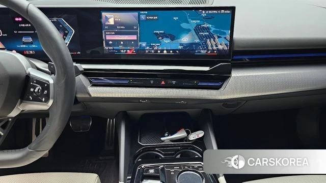 BMW 5 Series (G60) 2024 Светло-серебряный цвет из Кореи, фото 6