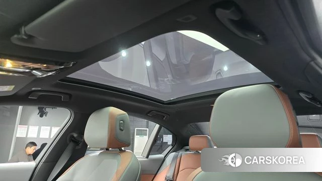 BMW 5 Series (G60) 2024 Светло-серебряный цвет из Кореи, фото 6