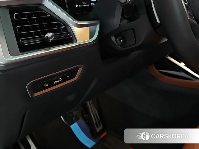 BMW X7 (G07) 2024 Светло-зеленый из Кореи, фото 6