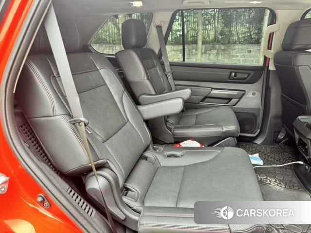 Toyota Sequoia 2025 Красный из Китая, фото 6