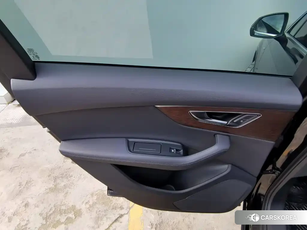 Audi Q7 2023 Черный из Китая, фото 6