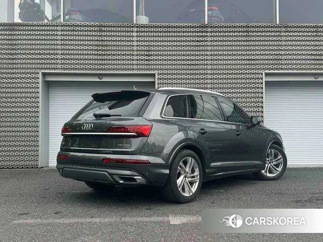 Audi Q7 2021 Темно-серый из Китая, фото 6