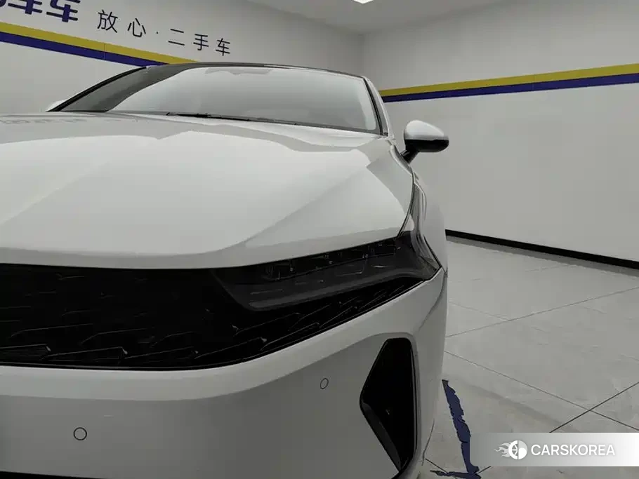 Kia K5 2023 Белый из Китая, фото 6