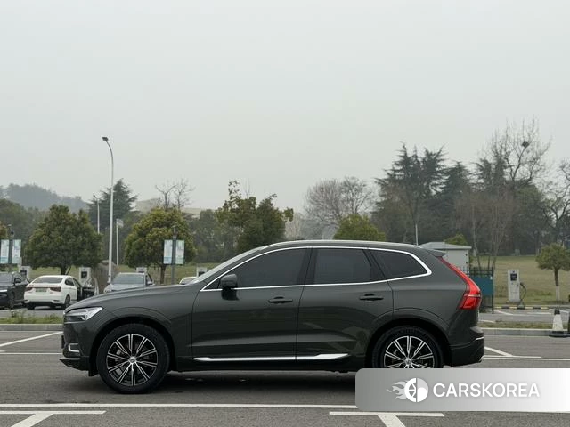 Volvo XC60 2021 Темно-серый из Китая, фото 6