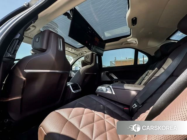 BMW 7 series 2024 Серебристо-серый из Китая, фото 6