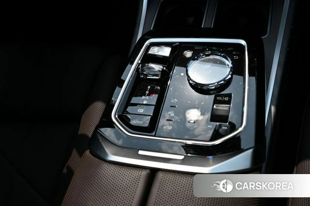 BMW 7 Series (G70) 2023 Цвет галактики из Кореи, фото 6