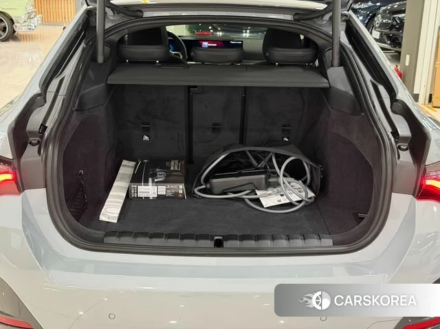 BMW i4 2024 Светло-серебряный цвет из Кореи, фото 6