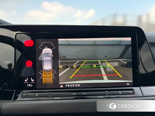 Volkswagen Golf 8th Generation 2023 Белый из Кореи, фото 6