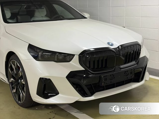 BMW 5 Series (G60) 2025 Белый из Кореи, фото 6