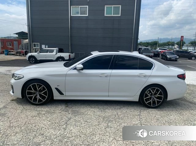 BMW 5 Series (G30) 2023 Белый из Кореи, фото 6