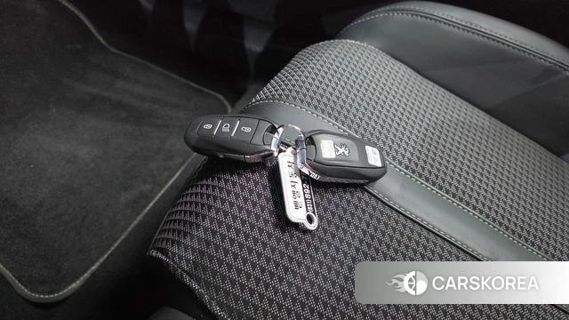 Peugeot e-208 second Generation 2022 Белый из Кореи, фото 6