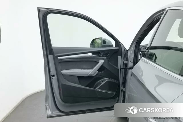Audi Q5L Sportback 2022 Темно-серый из Китая, фото 6