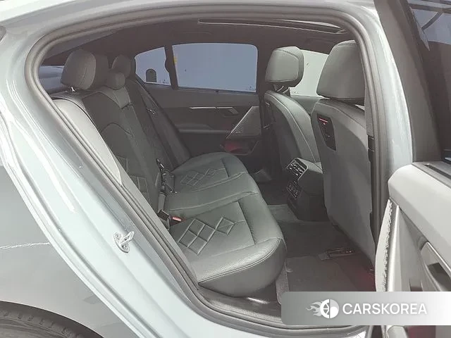 BMW 5 Series (G60) 2025 Небесно-голубой из Кореи, фото 6