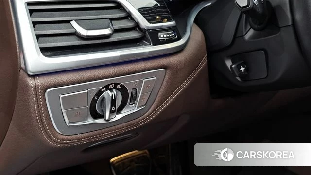 BMW 7 Series (G11) 2021 Цвет галактики из Кореи, фото 6