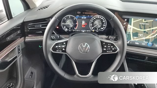 Volkswagen Touareg 3rd generation 2023 Белый из Кореи, фото 6
