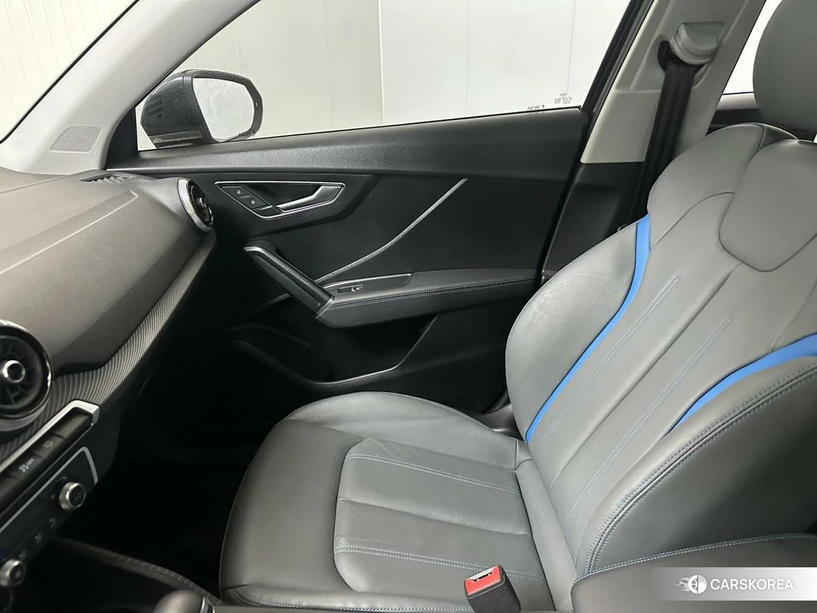 Audi Q2L 2021 Темно-серый из Китая, фото 6