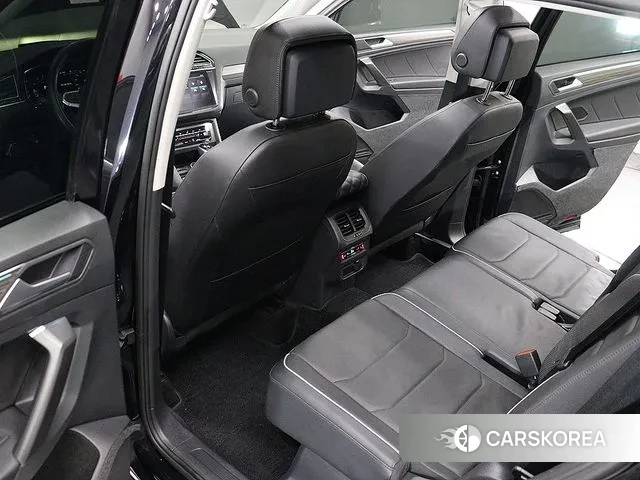 Volkswagen Tiguan Allspace 2023 Черный из Кореи, фото 6