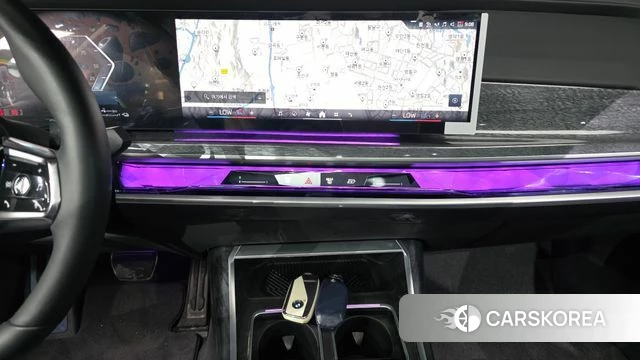 BMW 7 Series (G70) 2023 Светло-серебряный цвет из Кореи, фото 6