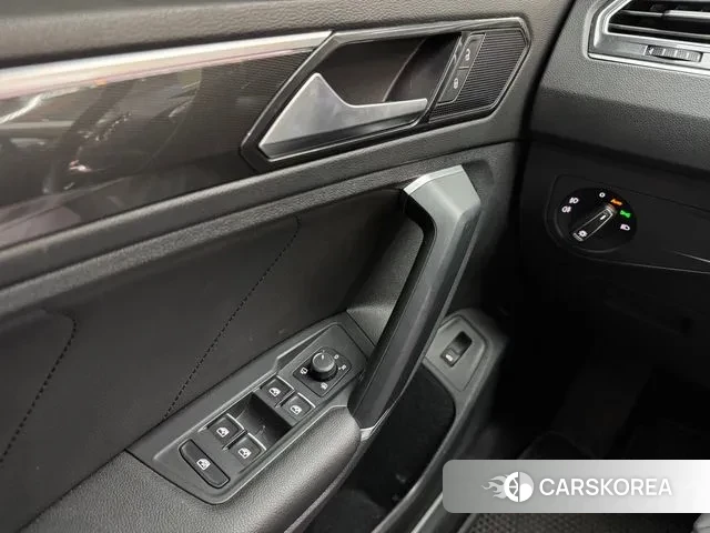 Volkswagen Tiguan second Generation 2018 Белый из Кореи, фото 6