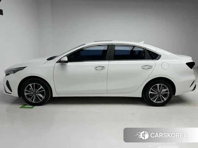 Kia K3 2023 Белый из Китая, фото 6