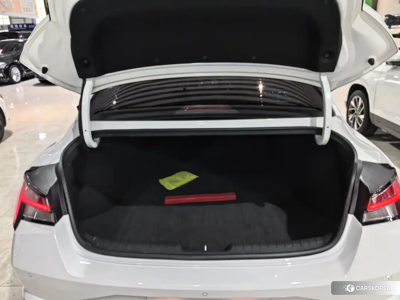 Hyundai Elantra 2023 Белый из Китая, фото 6