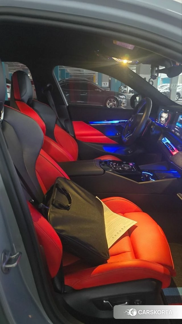 BMW M5 (G90) 2025 Небесно-голубой из Кореи, фото 6