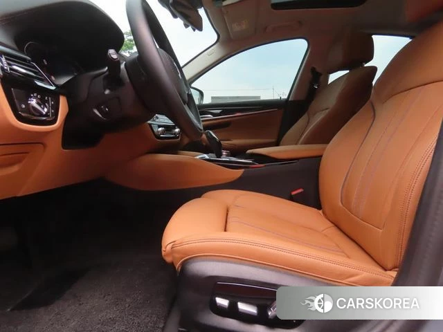 BMW 5 Series (G30) 2023 Серебристо-серый из Кореи, фото 6