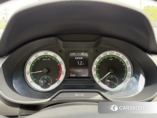 Skoda Octavia 2022 Темно-серый из Китая, фото 6
