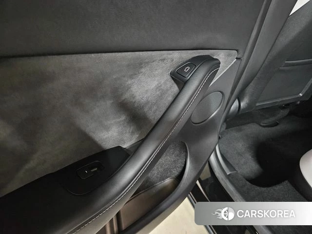 Tesla Model Y 2023 Черный из Кореи, фото 6