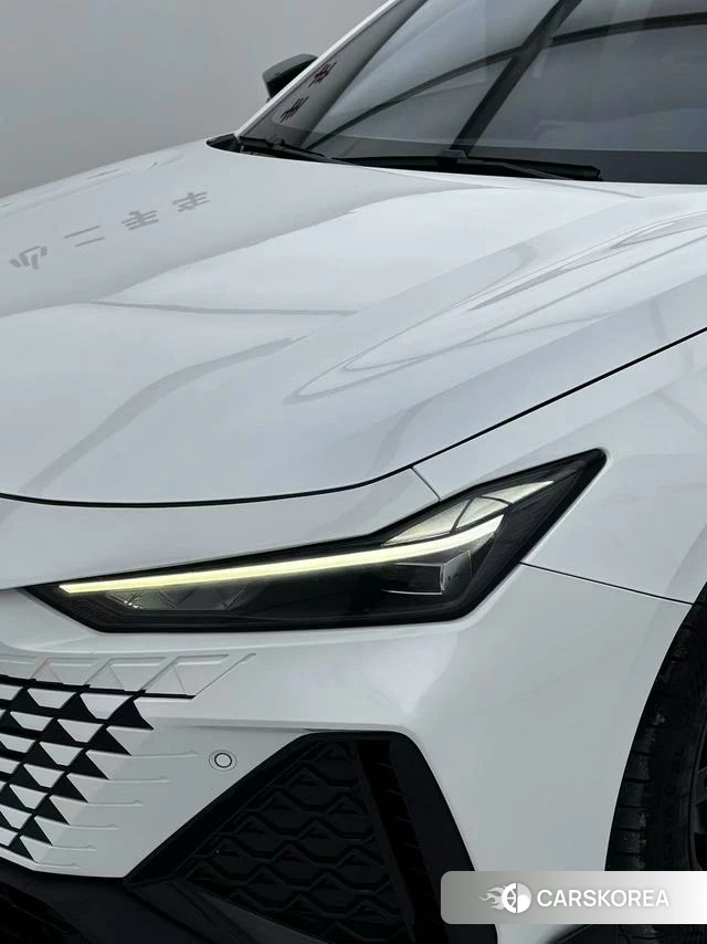 Chang'an UNI-V 2023 Белый из Китая, фото 6