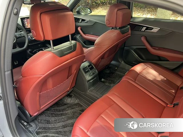 Audi A4L 2025 Серебристо-серый из Китая, фото 6