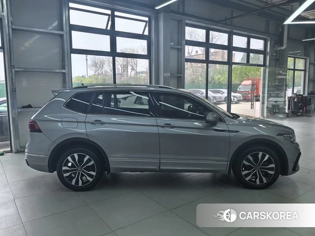 Volkswagen Tiguan L 2022 Серебристо-серый из Китая, фото 6