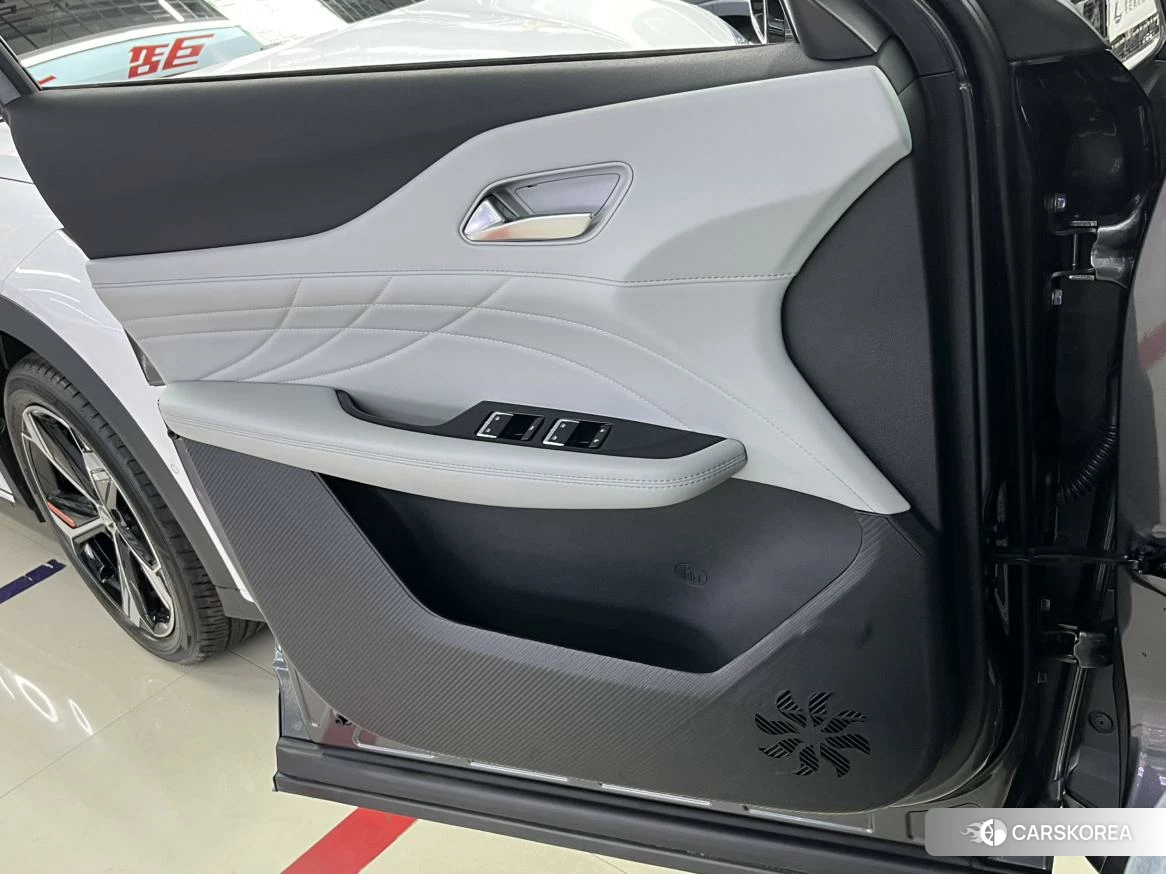 Chang'an UNI-Z PHEV 2024 Темно-серый из Китая, фото 6