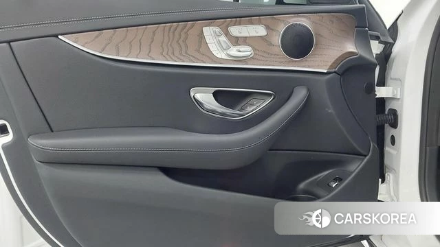 Mercedes-Benz E-Class W213 2023 Белый из Кореи, фото 6