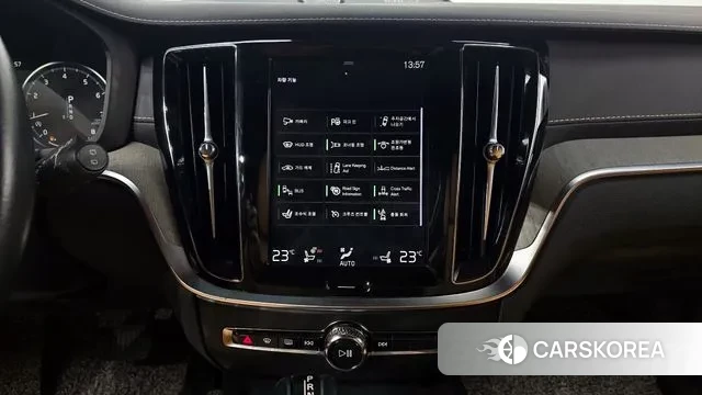 Volvo V60 Cross-Country 2nd Generation 2019 Белый из Кореи, фото 6