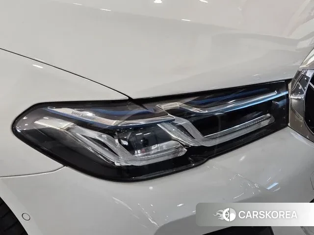 BMW 5 Series (G30) 2023 Белый из Кореи, фото 6