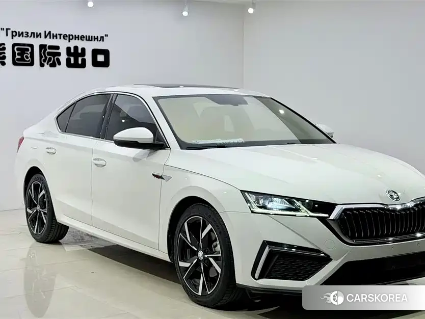 Skoda Octavia 2023 Белый из Китая, фото 6