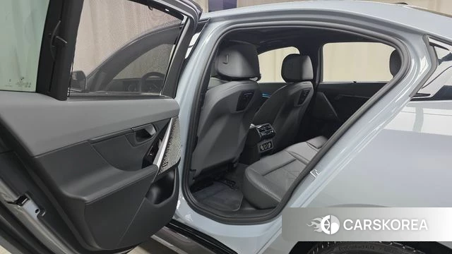 BMW 5 Series (G60) 2025 Светло-серебряный цвет из Кореи, фото 6