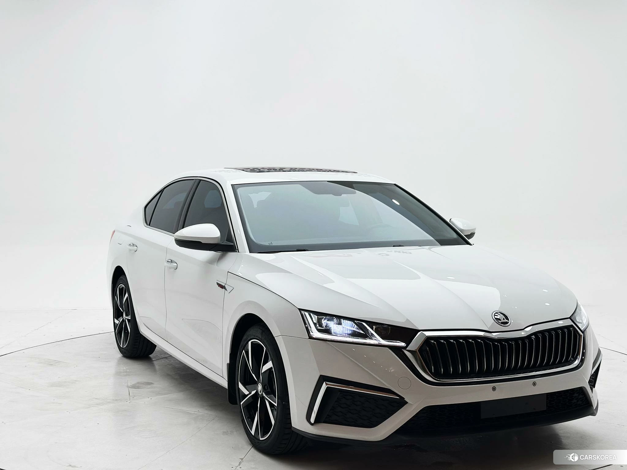 Skoda Octavia 2023 Белый из Китая, фото 6