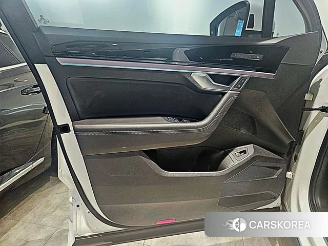 Volkswagen Touareg 3rd generation 2023 Белый из Кореи, фото 6