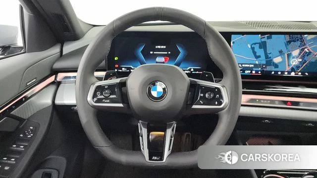 BMW 5 Series (G60) 2025 Светло-серебряный цвет из Кореи, фото 6