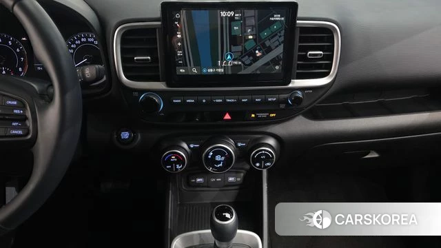 Hyundai Venue 2022 Серебристо-серый из Кореи, фото 6