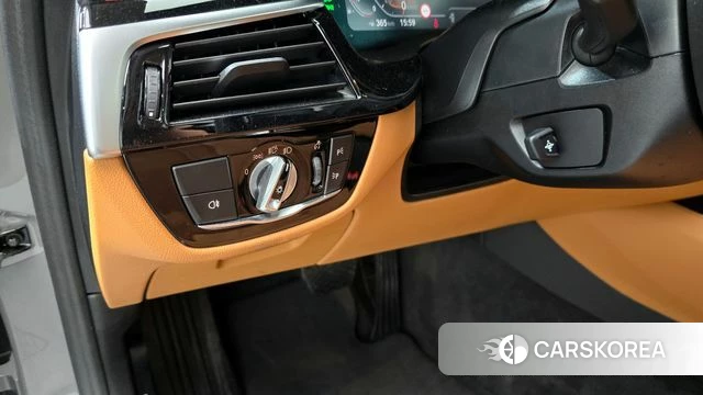 BMW 5 Series (G30) 2022 Серебристо-серый из Кореи, фото 6