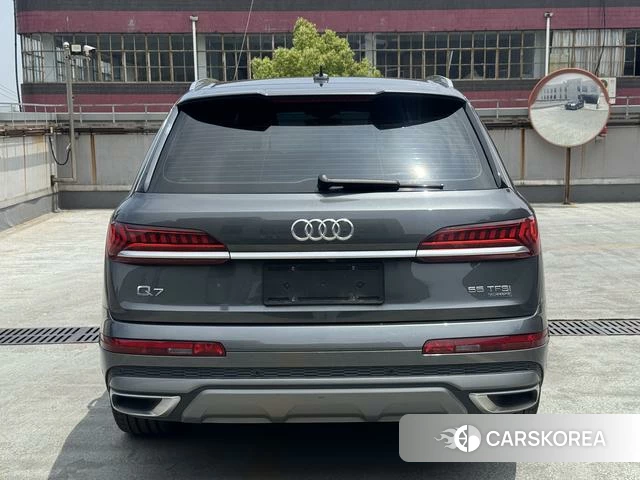 Audi Q7 2021 Серебристо-серый из Китая, фото 6