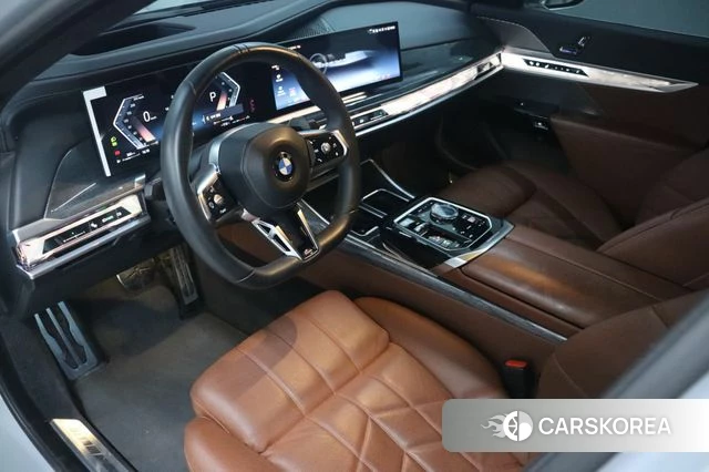 BMW 7 Series (G70) 2023 Небесно-голубой из Кореи, фото 6