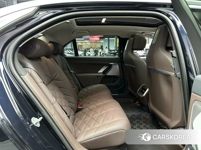 BMW 7 series 2023 Черный из Китая, фото 6